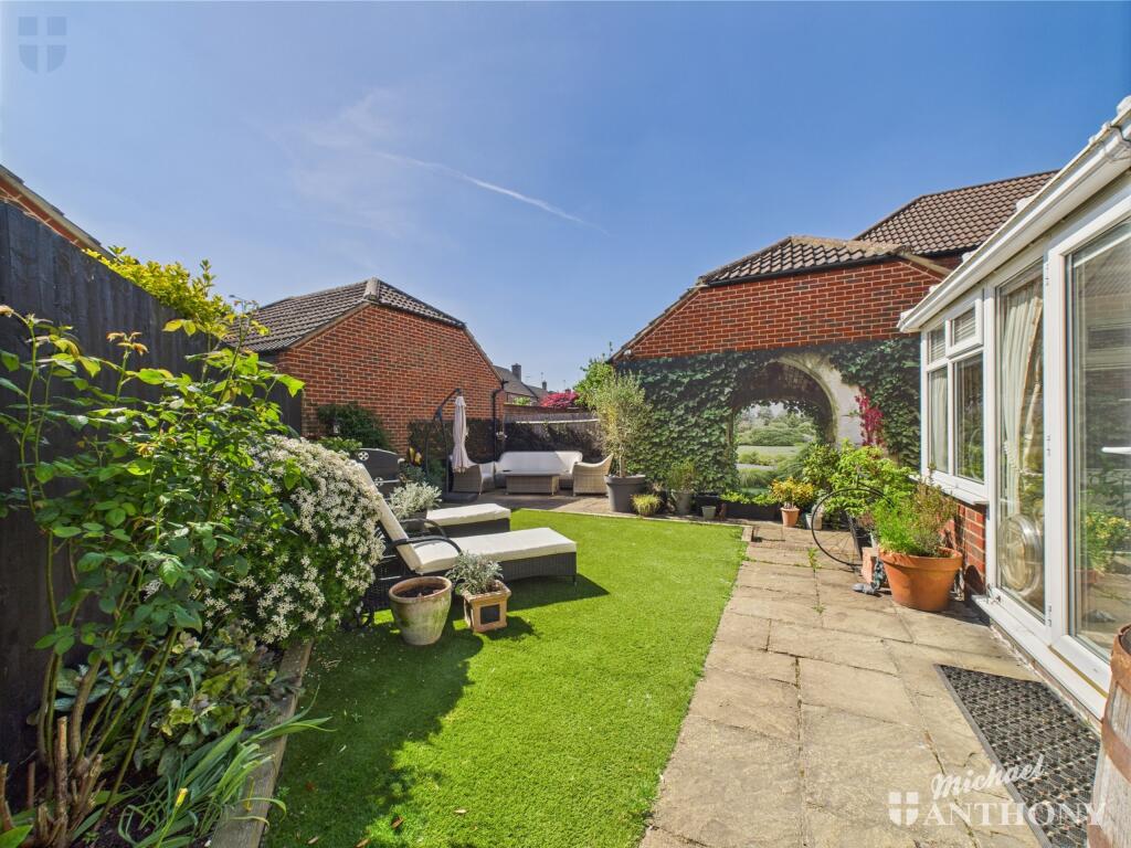 CAM03218G0-PR0626-STILL019