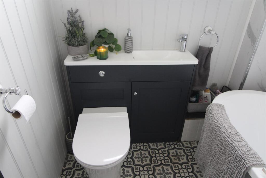 BATHROOM/WC