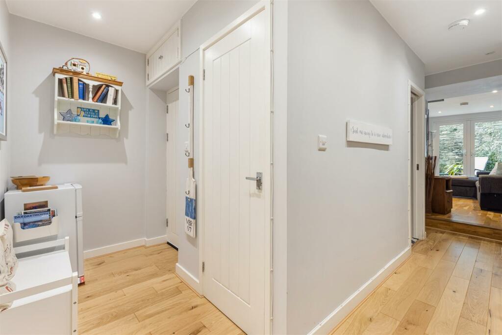 A10 - 16B Clarence Street Dartmouth - 241203.jpg