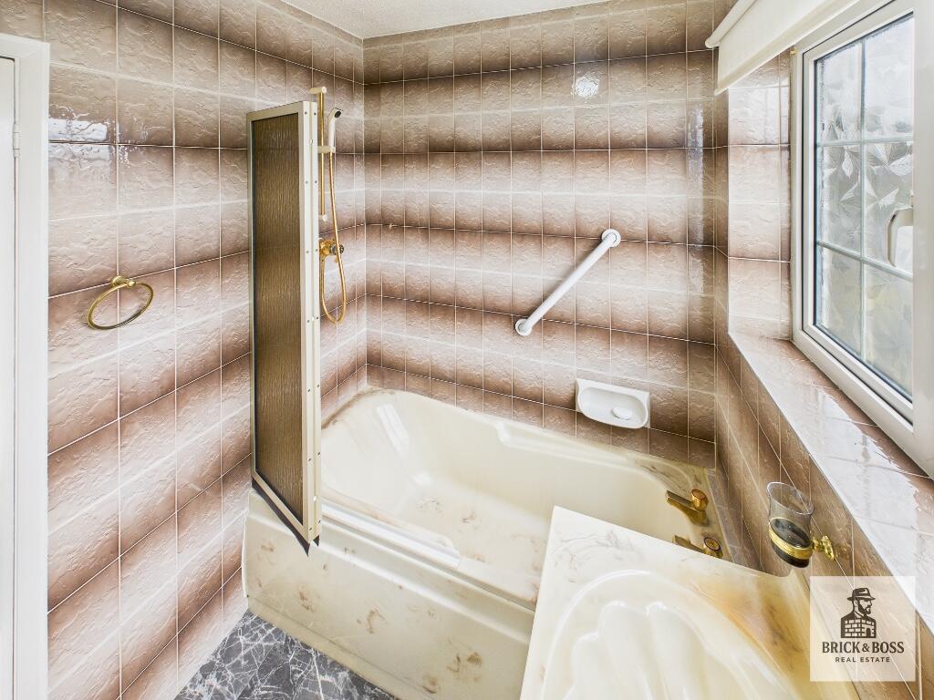 Upstairs Bathroom 