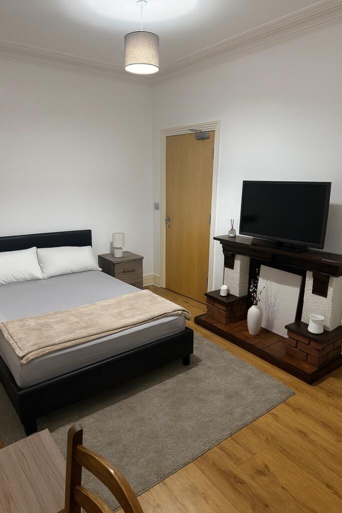 Bright, neatly presented double bedroom with a ...