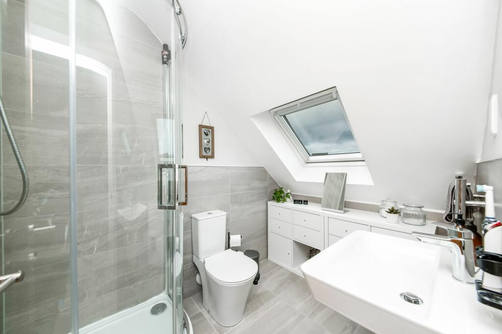 EN-SUITE SHOWER ROOM