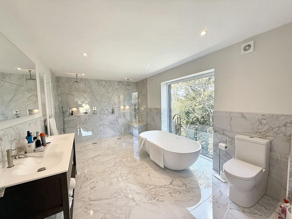 Master Bedroom En-Suite