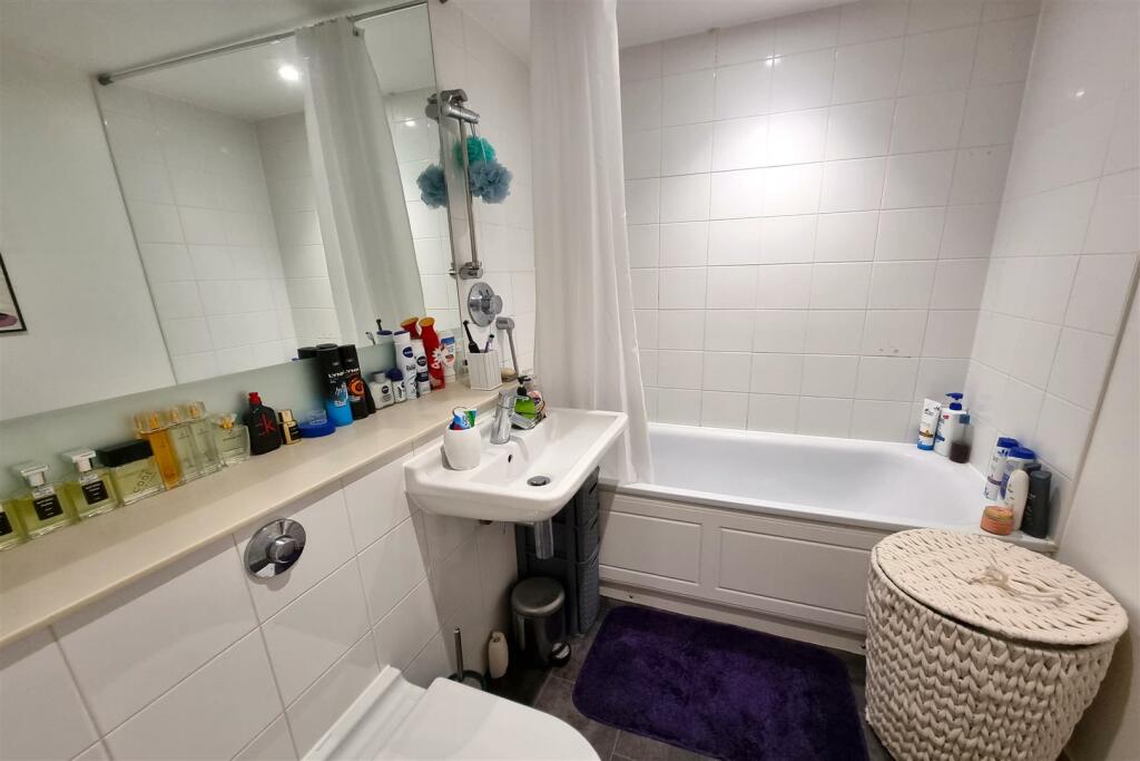 MAIN BATHROOM: