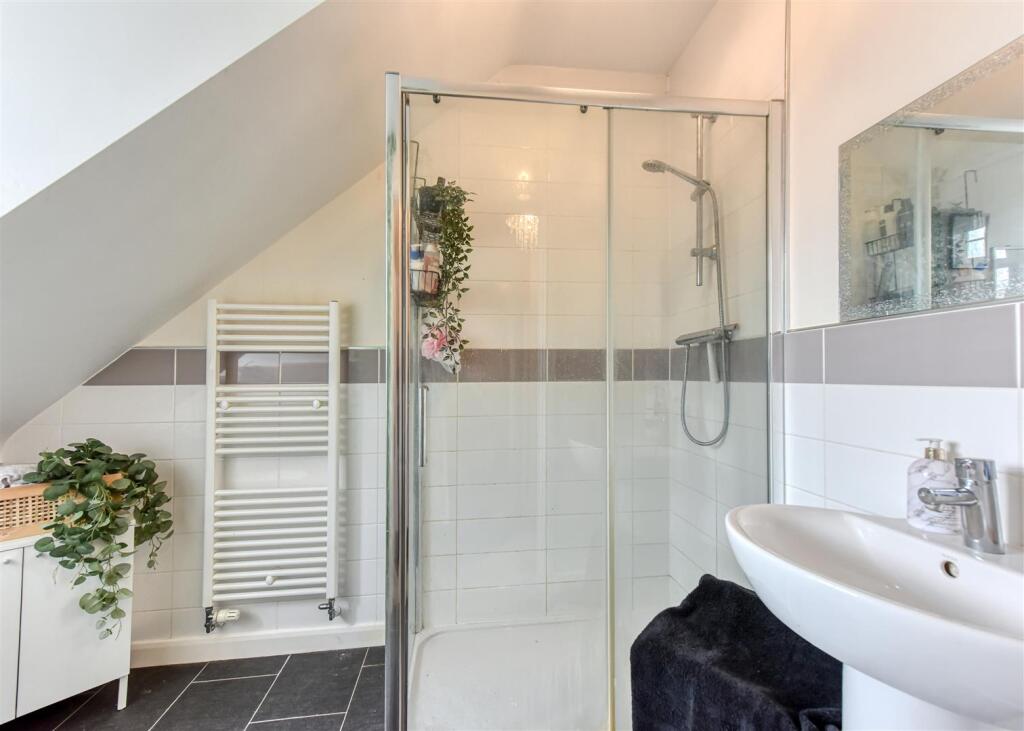 61 Henry Fowler Drive-bed1 ensuite2.jpg