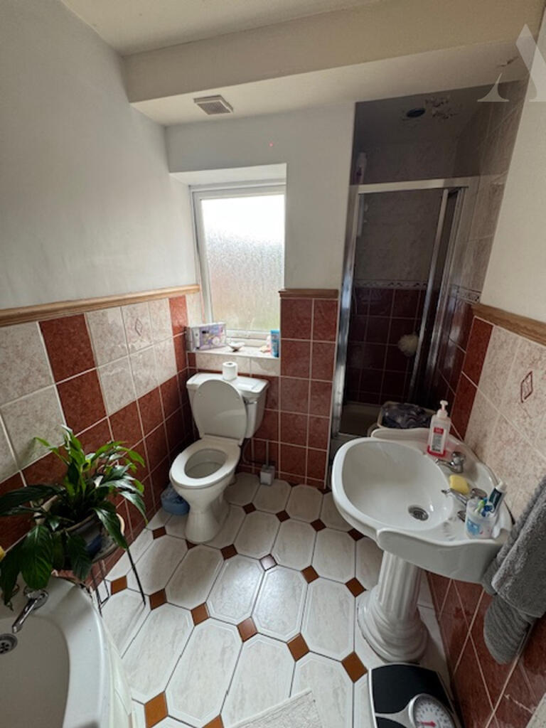 49 Ingleton Road bathroom 2