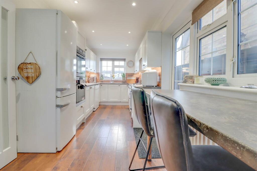 77 SOUTHEND ROAD INSIDE-2.jpg