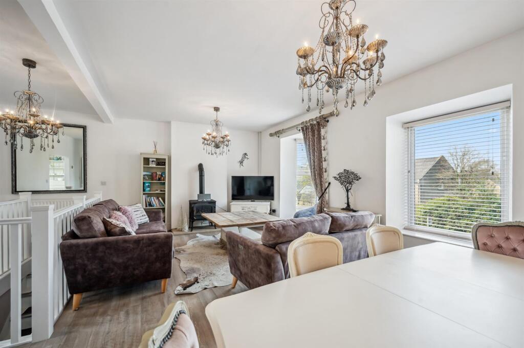Dining area to lounge  .jpg