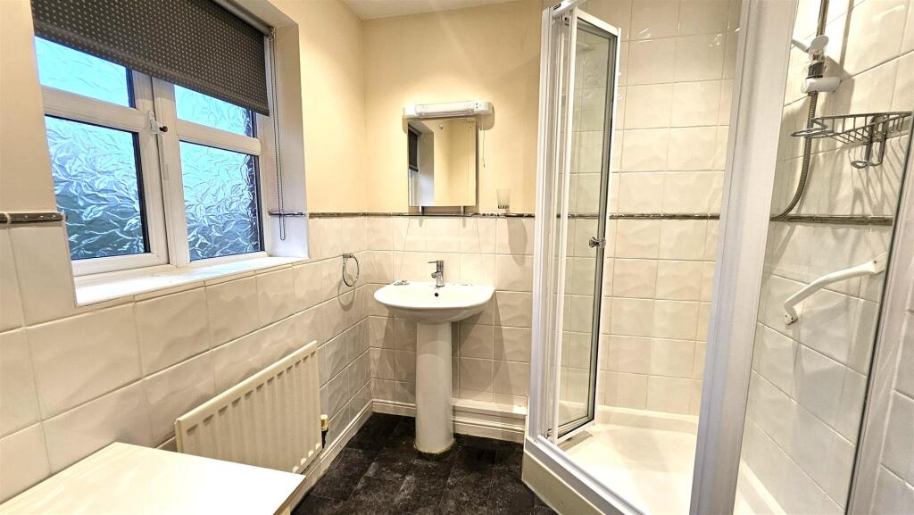 EN SUITE SHOWER ROOM