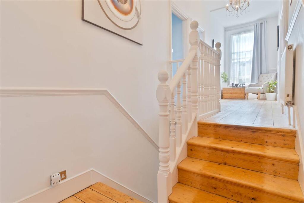 Extensive Feature Split Level Landing