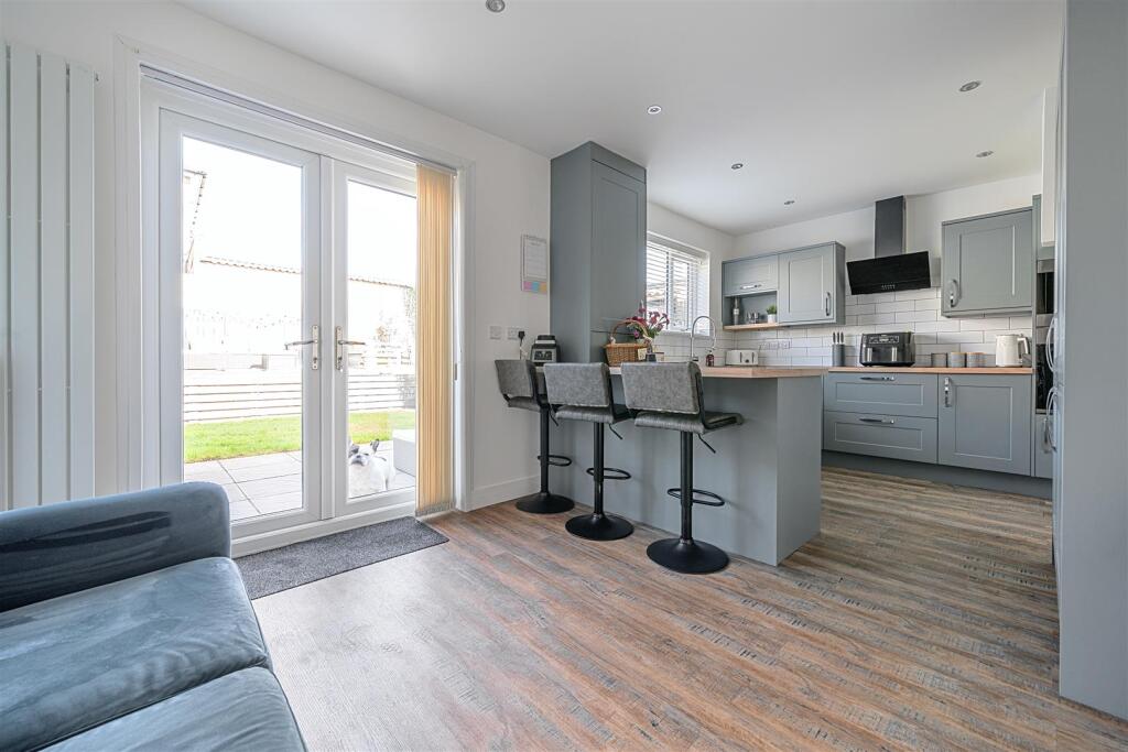 KITCHEN / DINER
