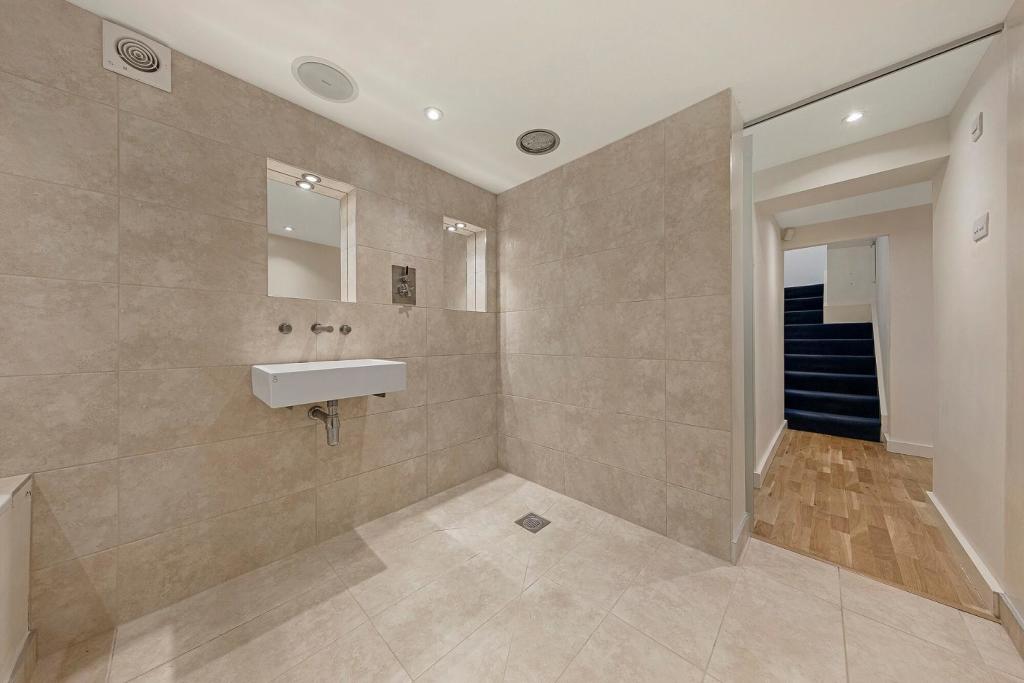 Bathroom (5).jpg