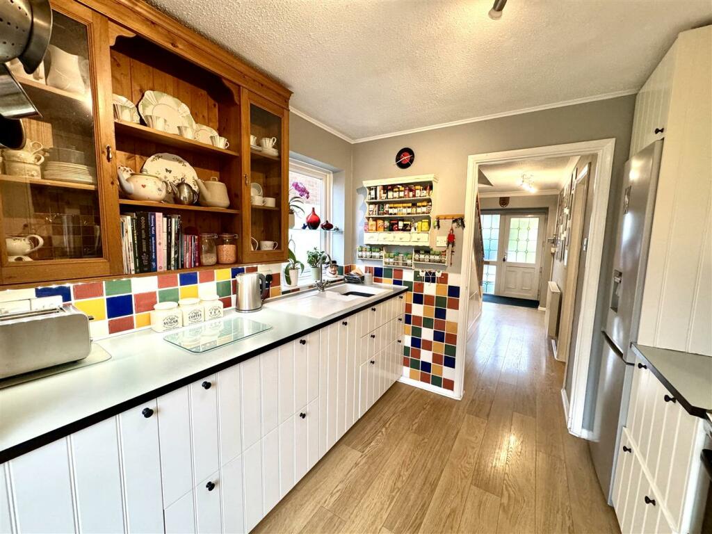 Kitchen 2.jpeg