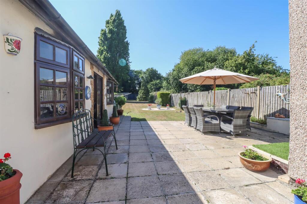 111 RUNWELL ROAD GARDEN.jpg