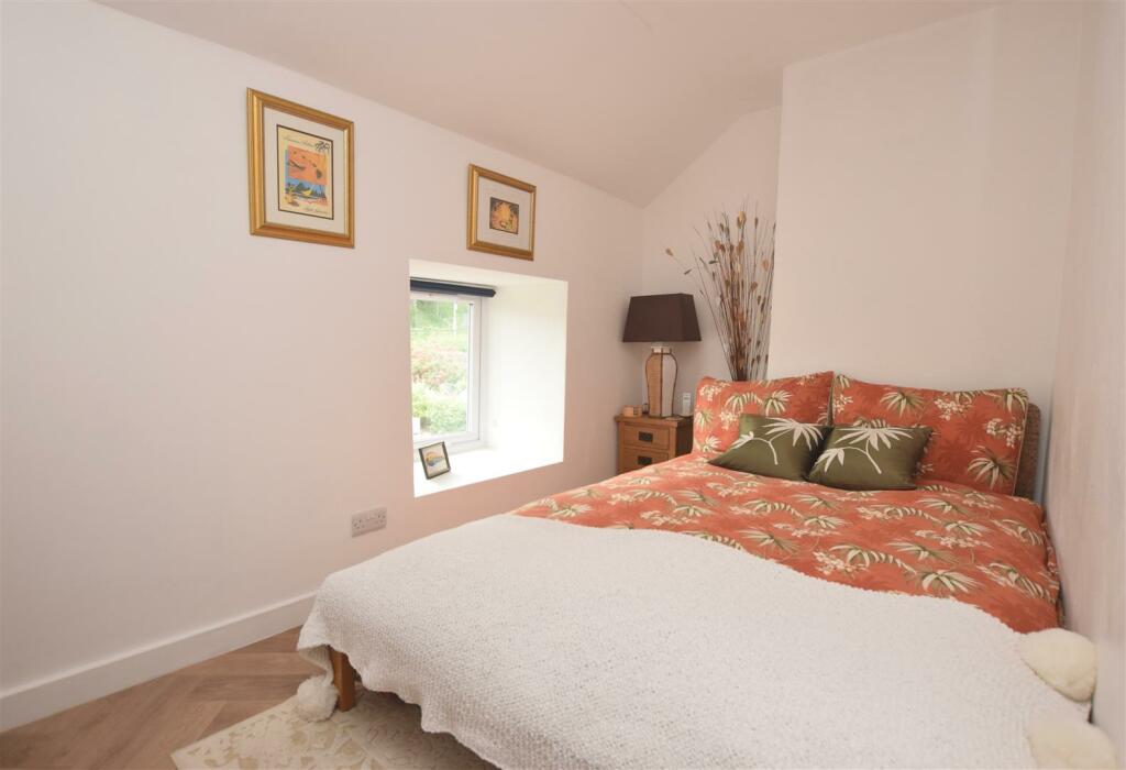 Bedroom 2.JPG