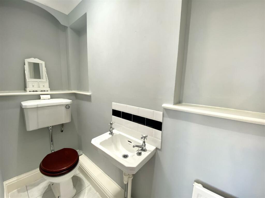 EN-SUITE SHOWER ROOM
