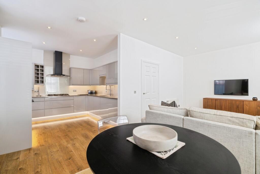 Lounge / Dining Area