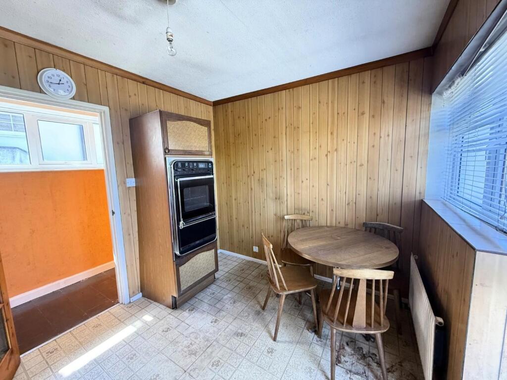 hollycroft kitchen 2 .JPG