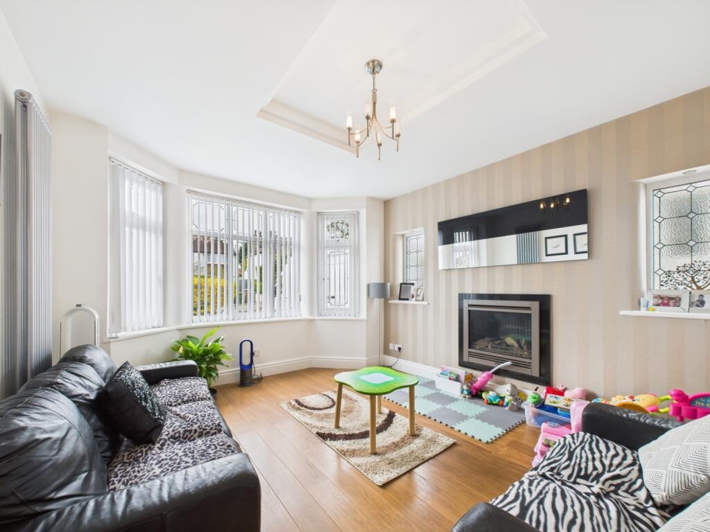 CAM02386G0-PR0122-STILL003