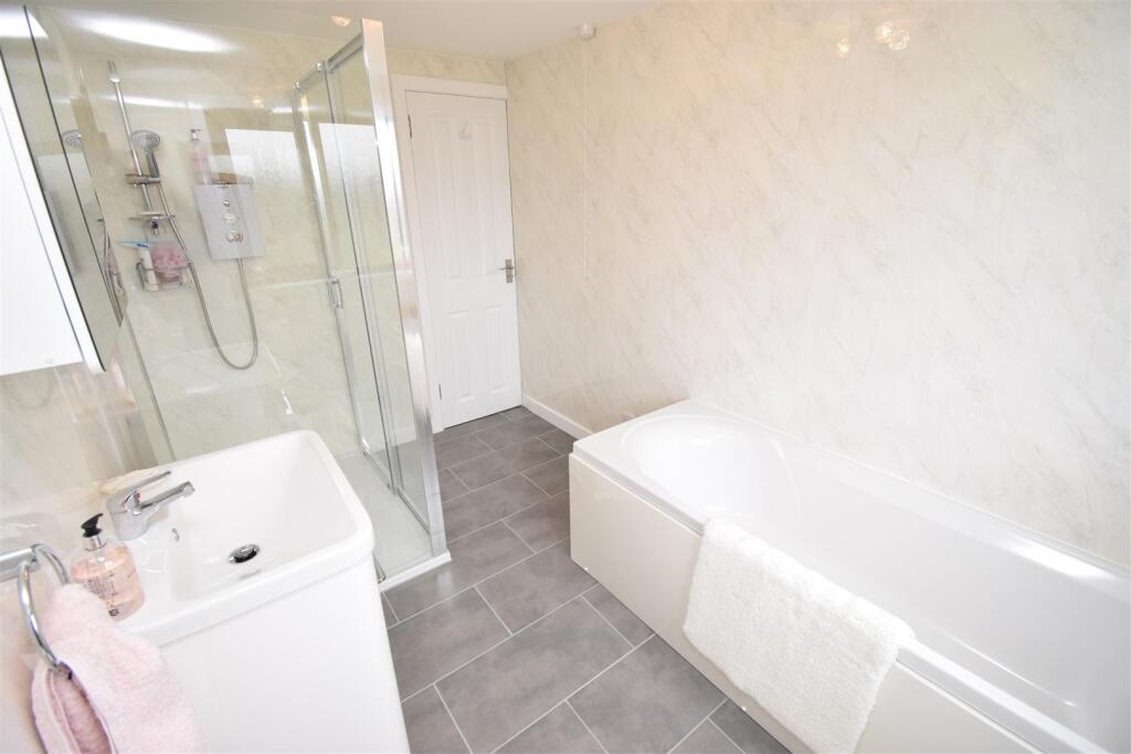 BATHROOM (2).jpg