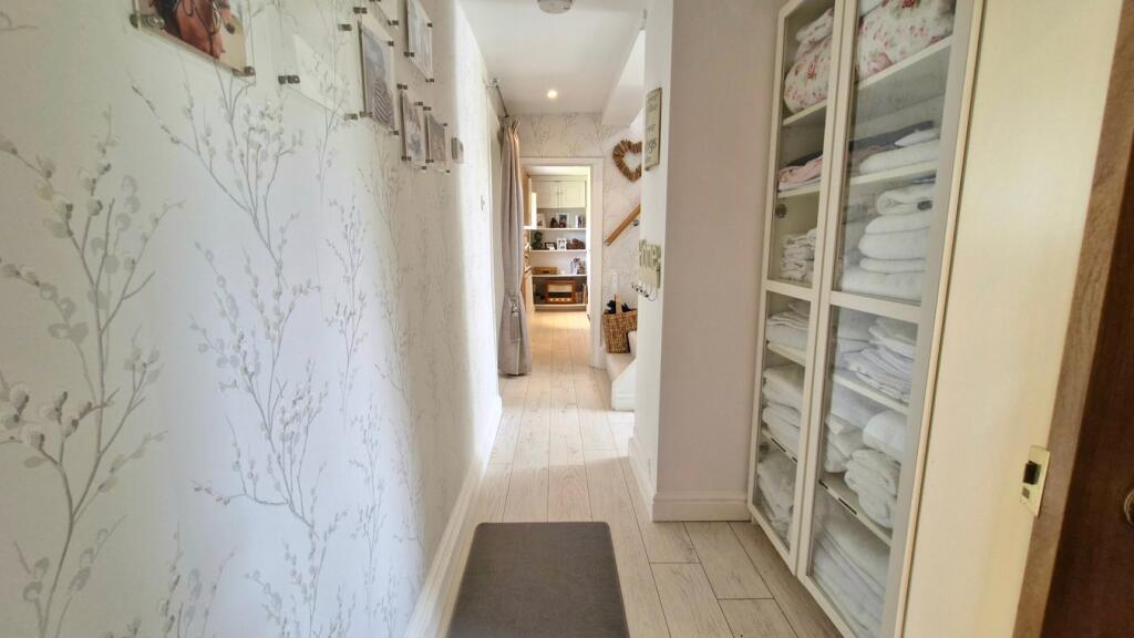 Cottage - Entrance Hall