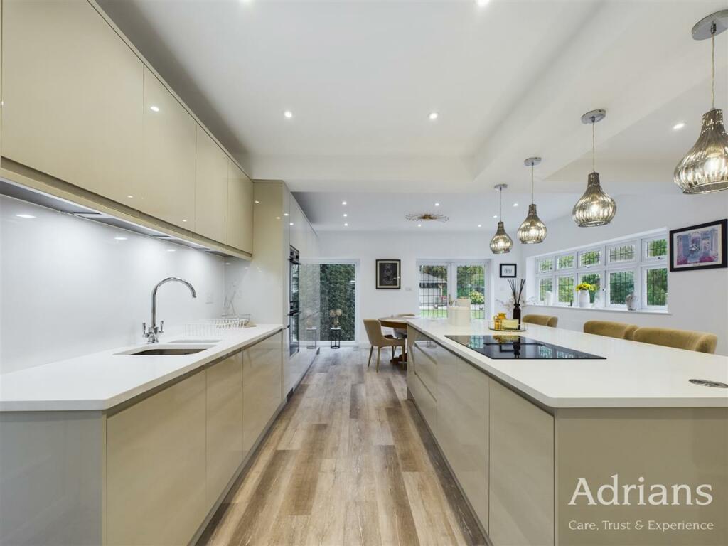KITCHEN / DINING /