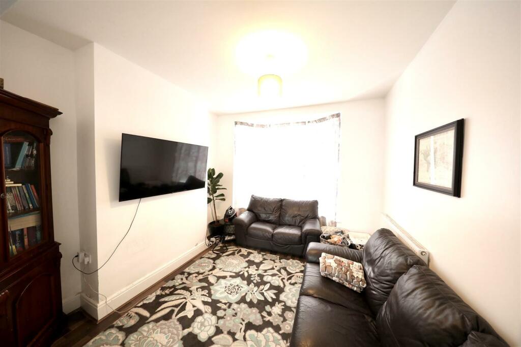 124 Buckingham - Lounge 4.jpg
