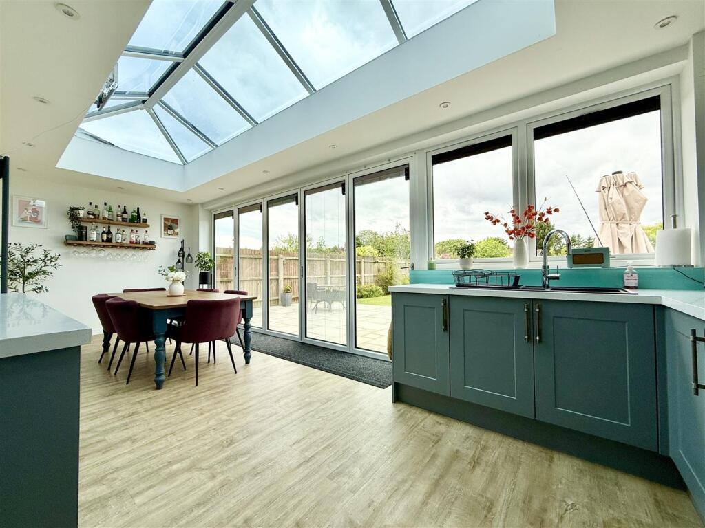 kitchen dining day room with roof lantern