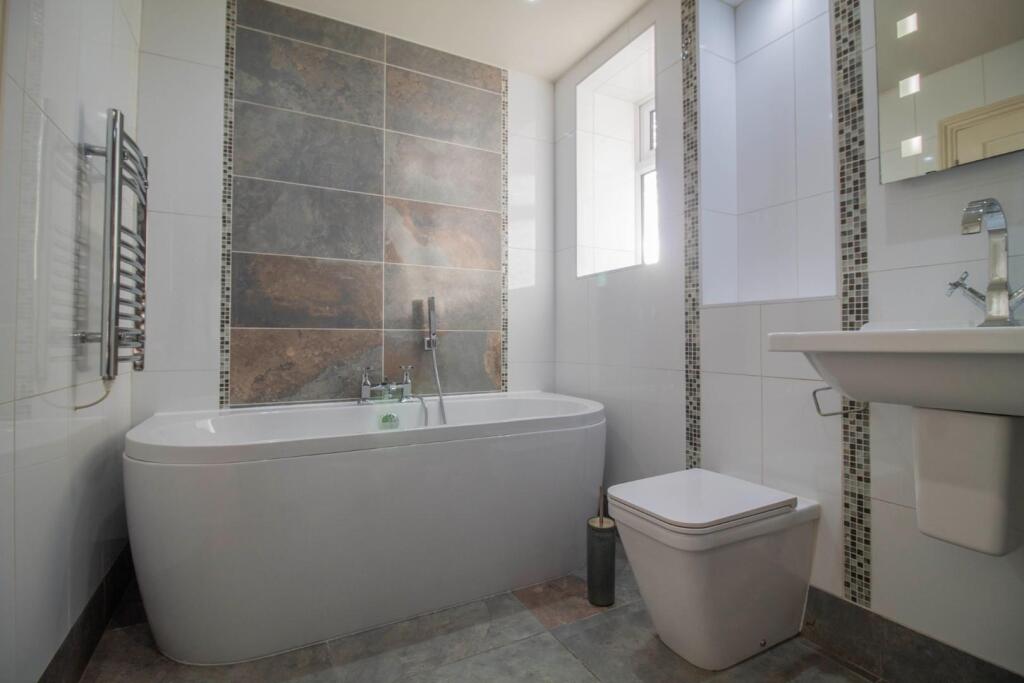 63a Churchgate Street [Bathroom] 04.jpg