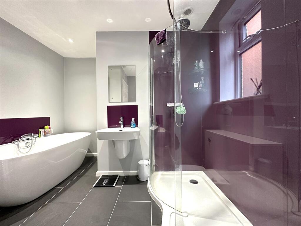 Superb Family Bathroom 662