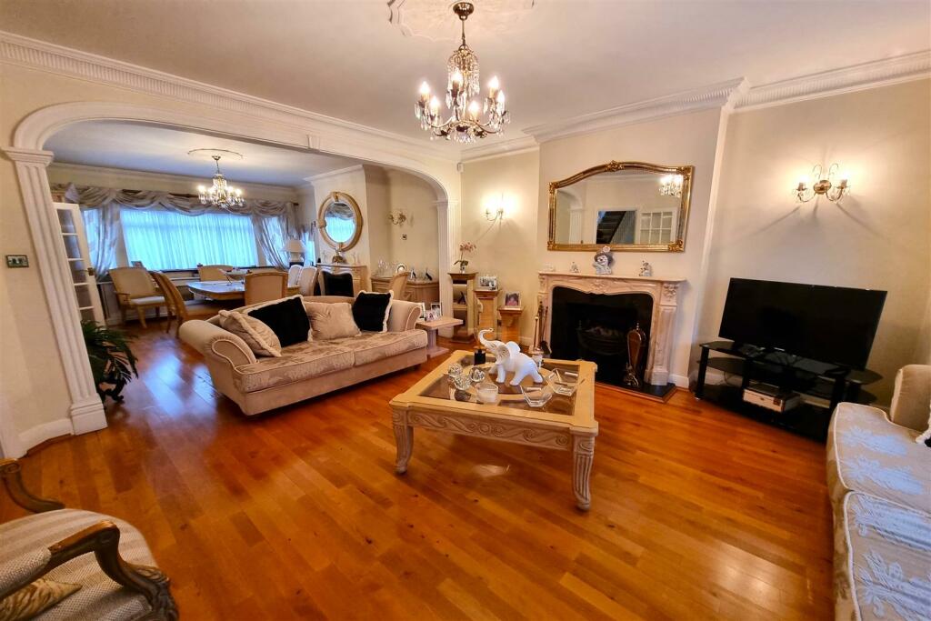 THROUGH LOUNGE: PIC. 1