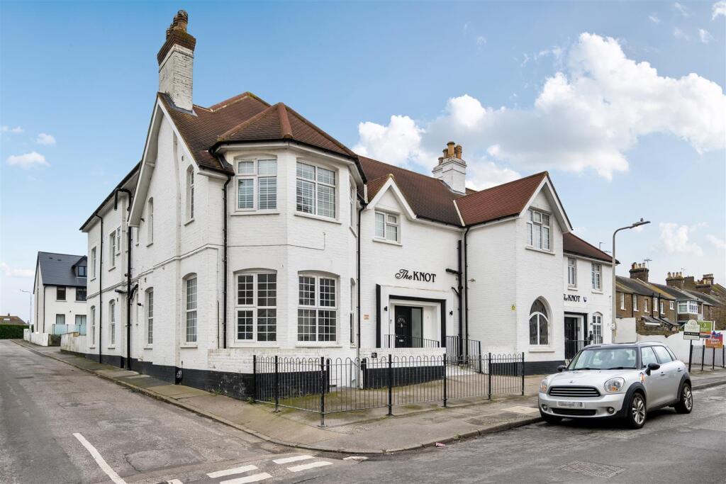 1 Bedroom Flat for sale in Westgate by Guildcrest 