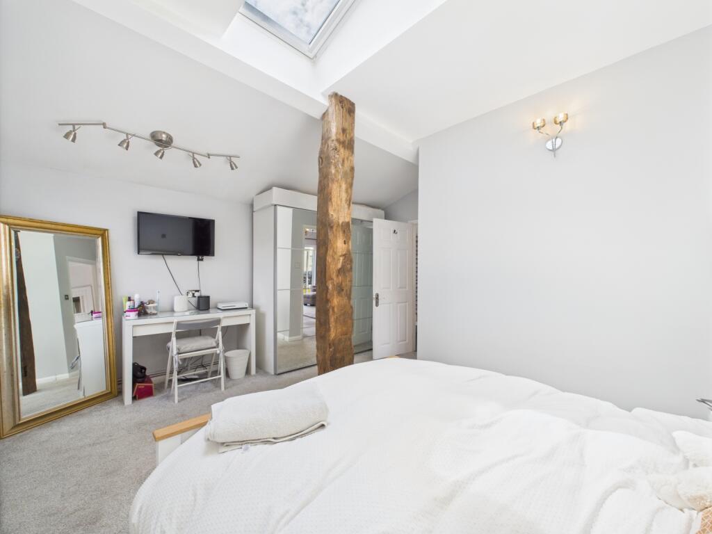 CAM02023G0-PR0150-STILL055