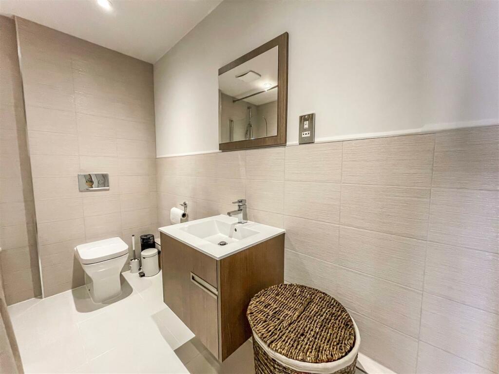 Bathroom 2.JPG