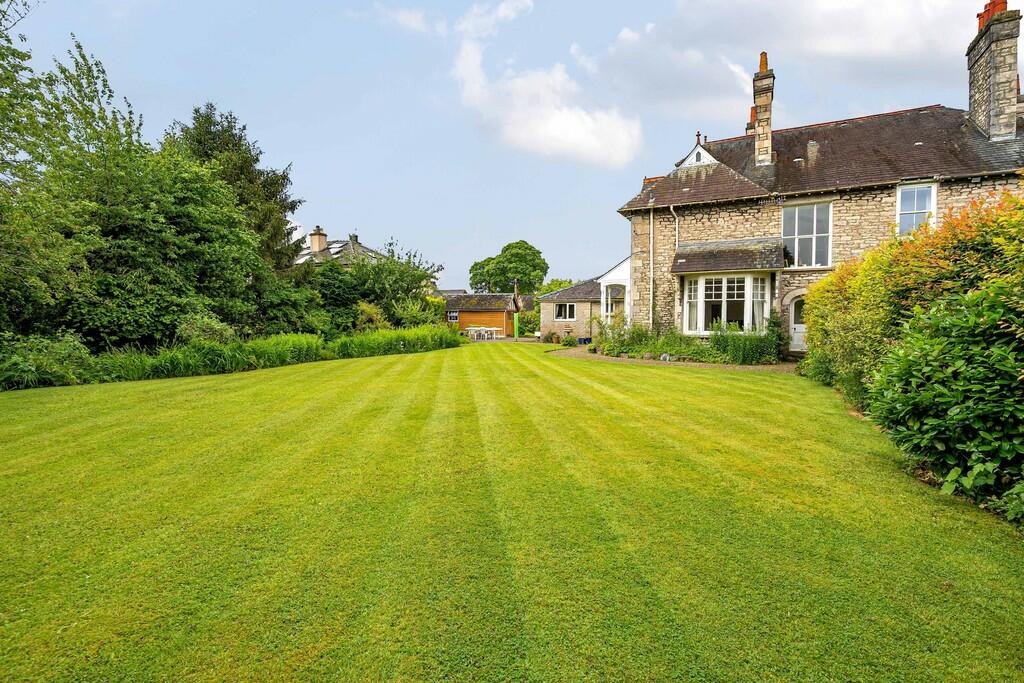 Rear Landscaped G...