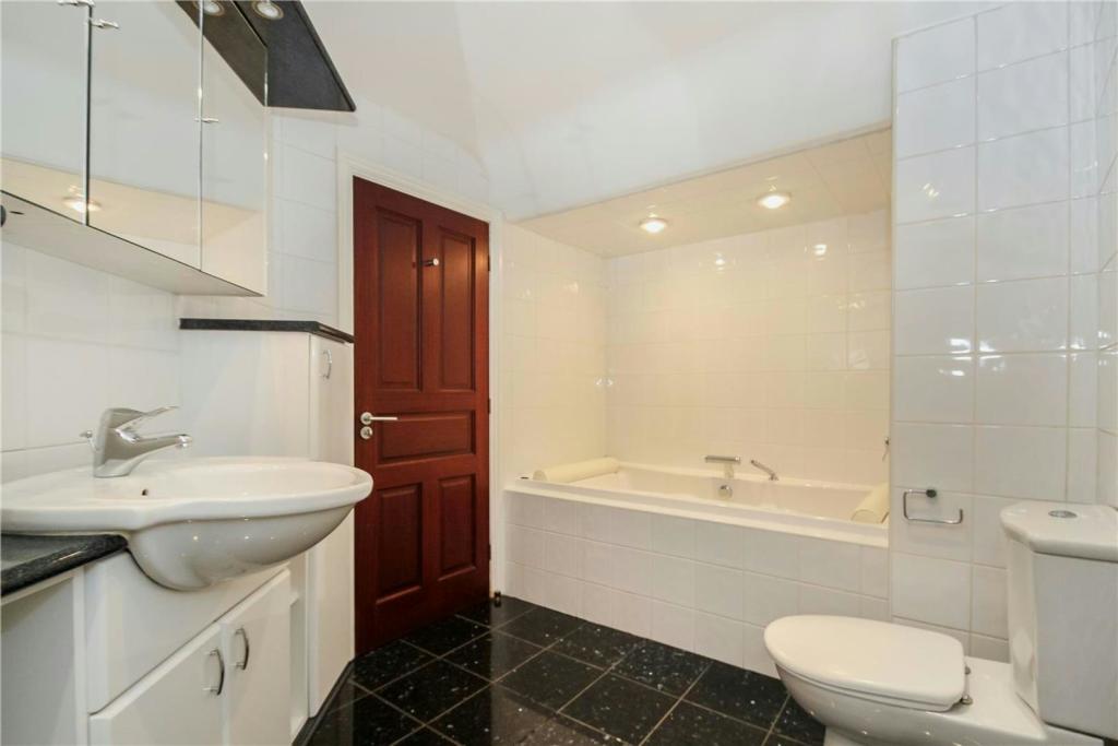 Bathroom 2.jpg