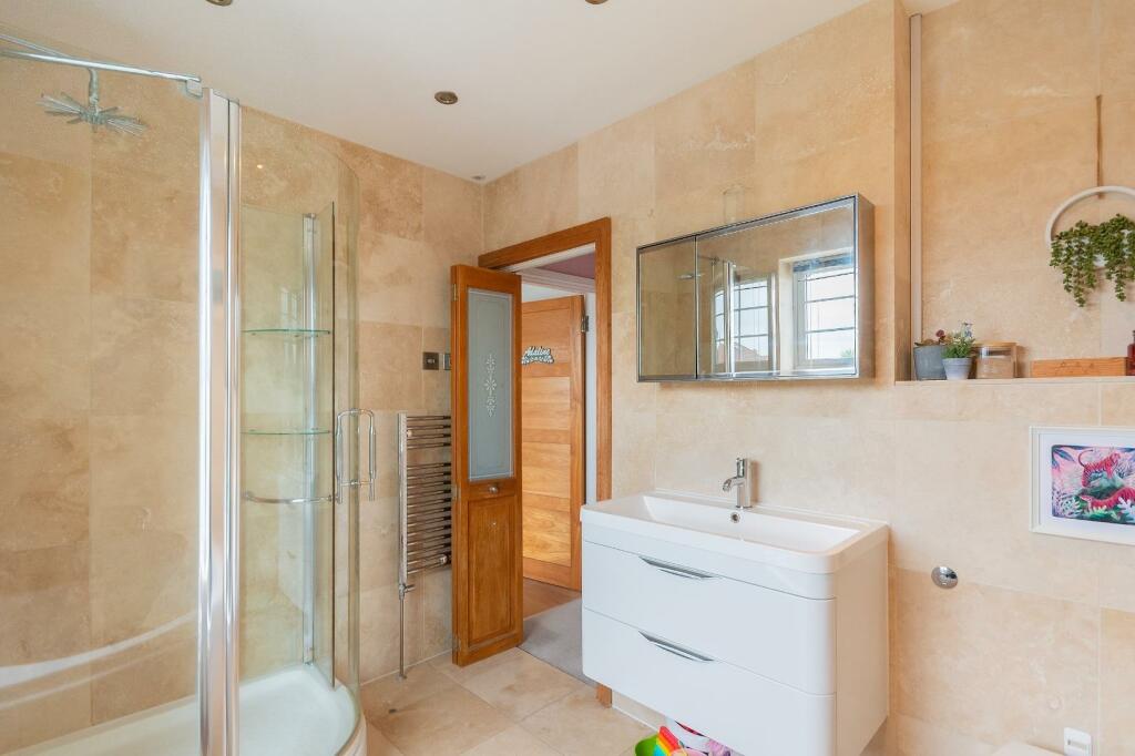 2D6CBH - Bathroom A.jpg