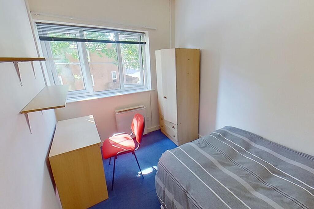 A cozy double bedroom featuring a comfortable b...