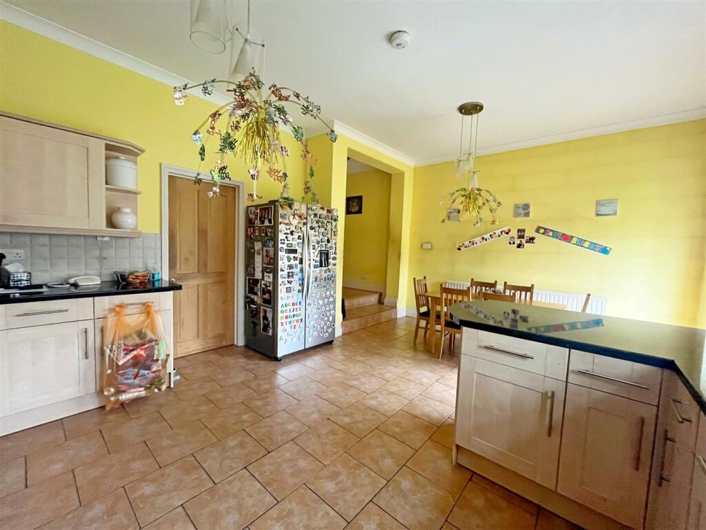 Kitchen/ Dining Room
