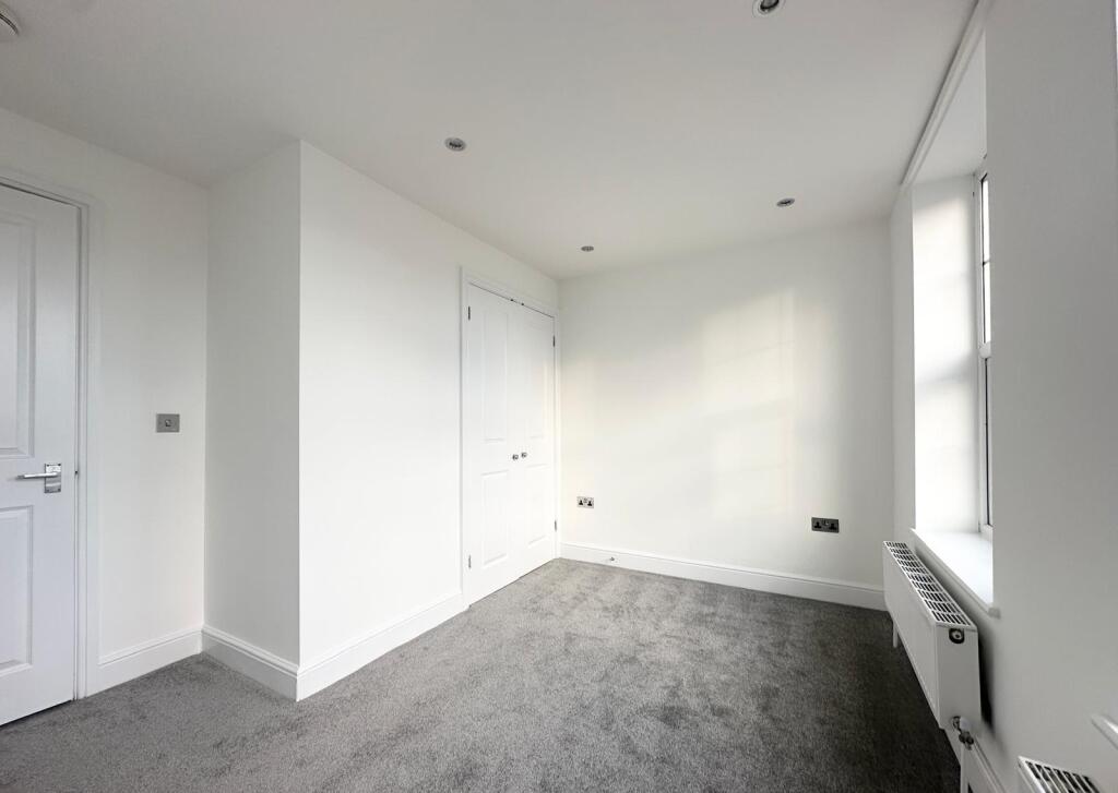 8 - BEDROOM.jpg