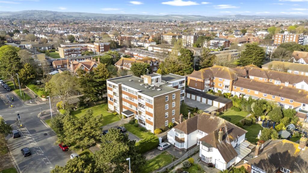 Grand Avenue, Wellington Court 12-004.JPG