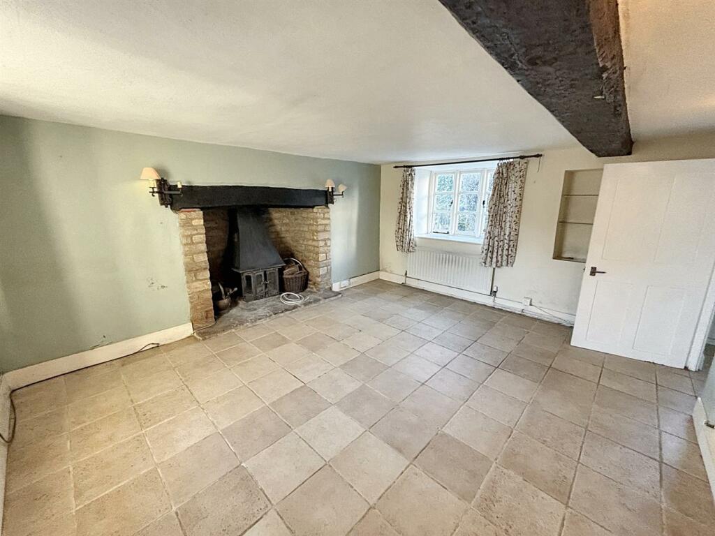 Living room 3.jpg