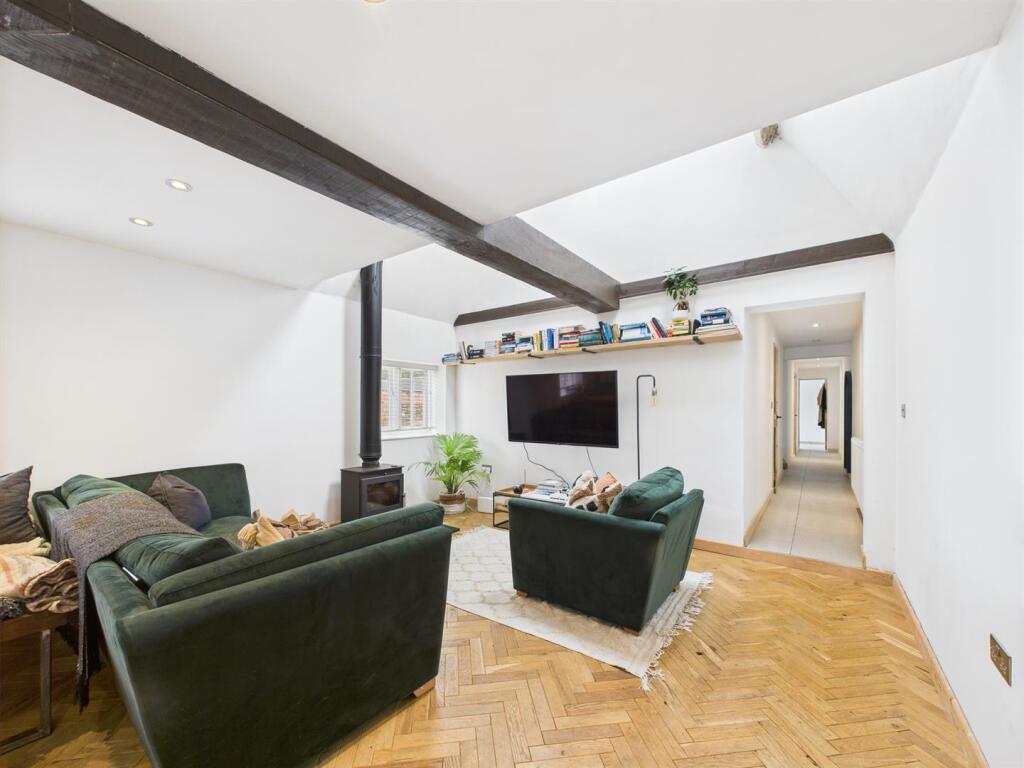 LOUNGE AREA