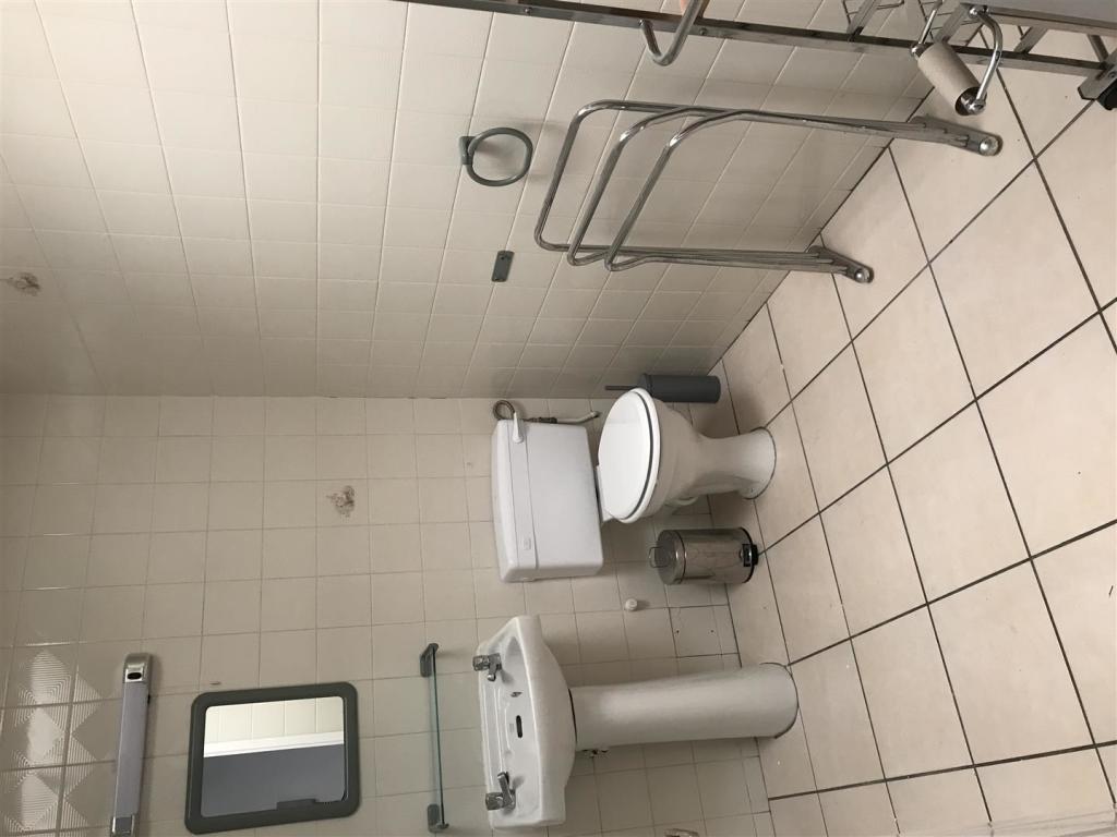 Bathroom 4.JPG