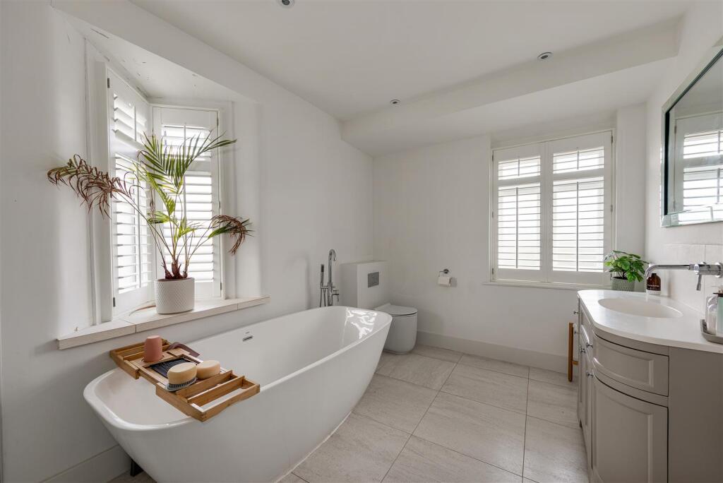 Warboys Crescent E4