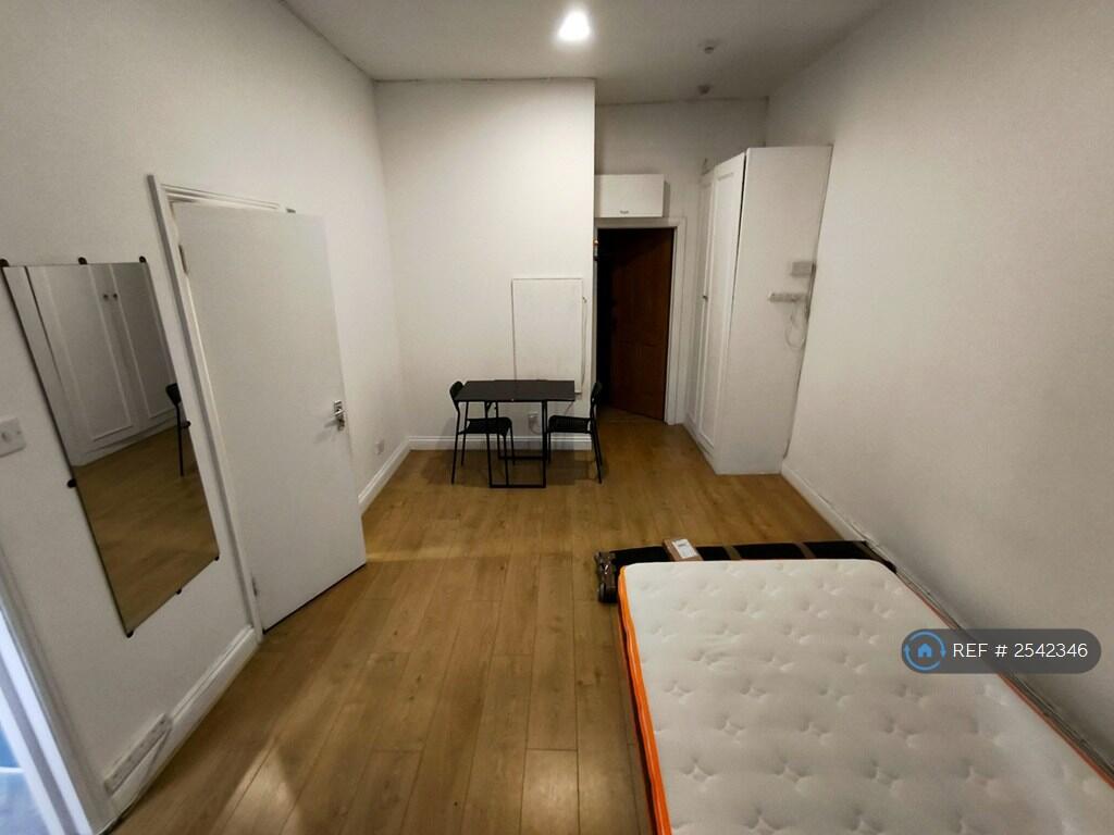 Bedroom/Lounge Alternate View