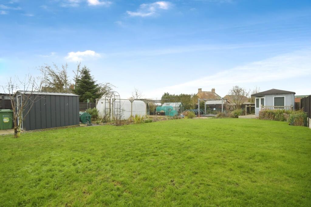 REAR GARDEN 08.jpg