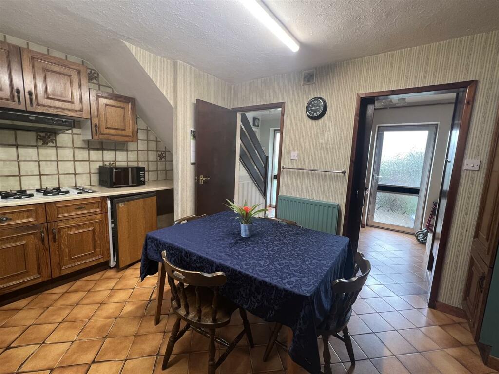 Kitchen 2.jpeg