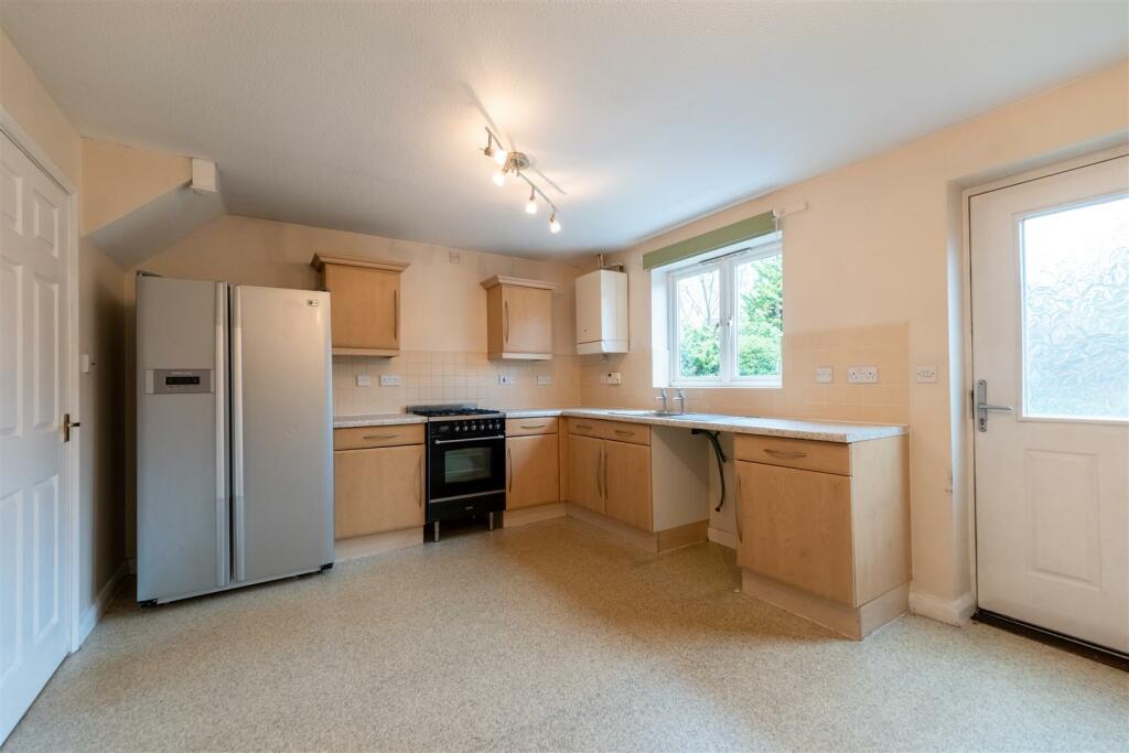 3 Harewood Close-001.jpg