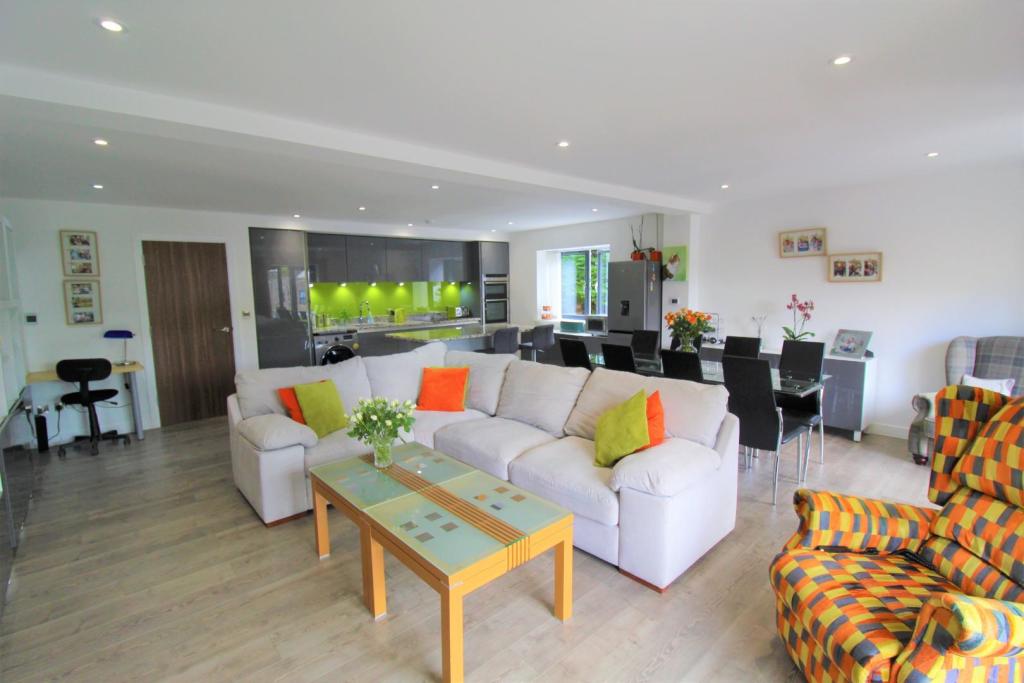 open plan lounge/kitchen